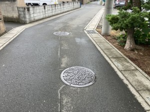 上尾市弁財、中古一戸建ての前面道路を含む現地写真画像です