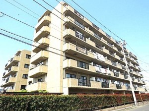 上尾市春日、マンションの外観画像です