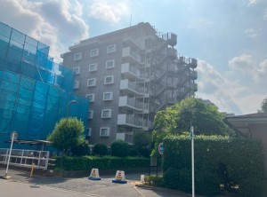 上尾市柏座、マンションの外観画像です