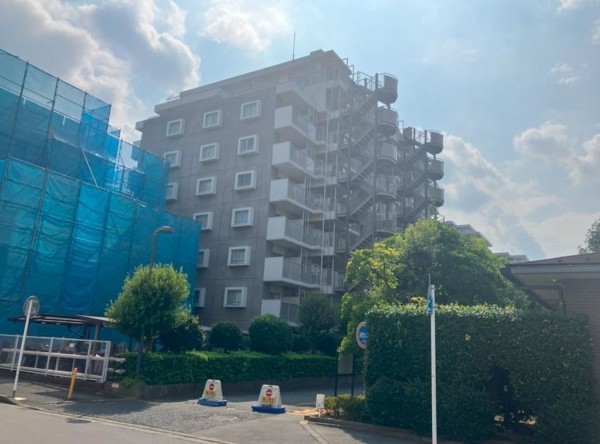 上尾市柏座、マンションの外観画像です