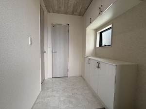 上尾市向山、新築一戸建ての玄関画像です