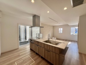 八潮市古新田、新築一戸建てのキッチン画像です