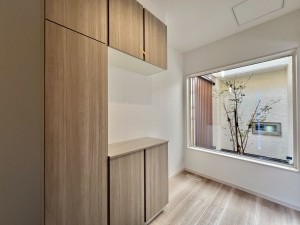 八潮市古新田、新築一戸建ての玄関画像です