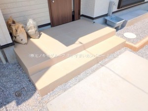 上尾市小泉、新築一戸建ての玄関画像です