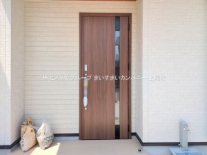 上尾市小泉、新築一戸建ての玄関画像です