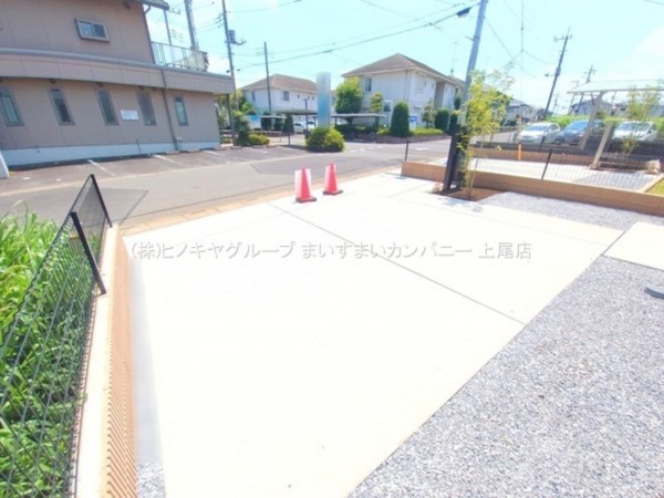 上尾市小泉、新築一戸建ての駐車場画像です