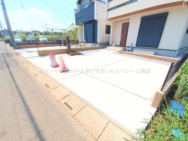 上尾市小泉、新築一戸建ての駐車場画像です