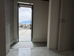 上尾市向山、新築一戸建ての玄関画像です