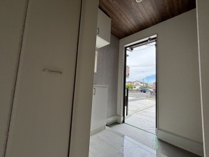 上尾市向山、新築一戸建ての玄関画像です