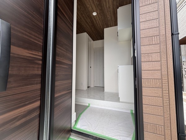 上尾市向山、新築一戸建ての玄関画像です