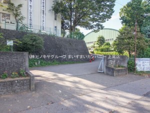 桶川市大字下日出谷、土地の中学校画像です