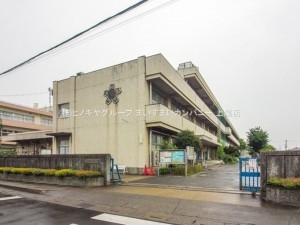上尾市向山、土地の小学校画像です