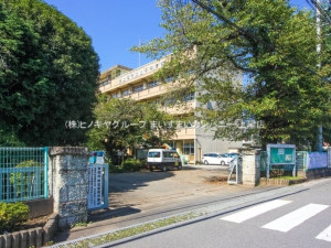 上尾市大字上、中古一戸建ての中学校画像です
