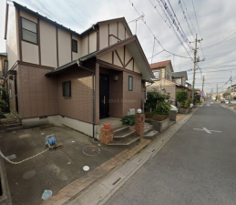 上尾市大字上、中古一戸建ての前面道路を含む現地写真画像です