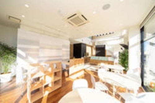 明るい店内でお気軽にお話してみませんか