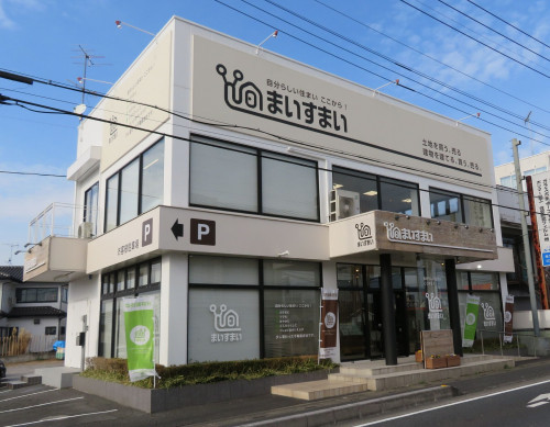 さいたま栗橋線沿い、駐車場も多数ございます。