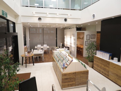 明るい店内でお気軽にお話してみませんか
